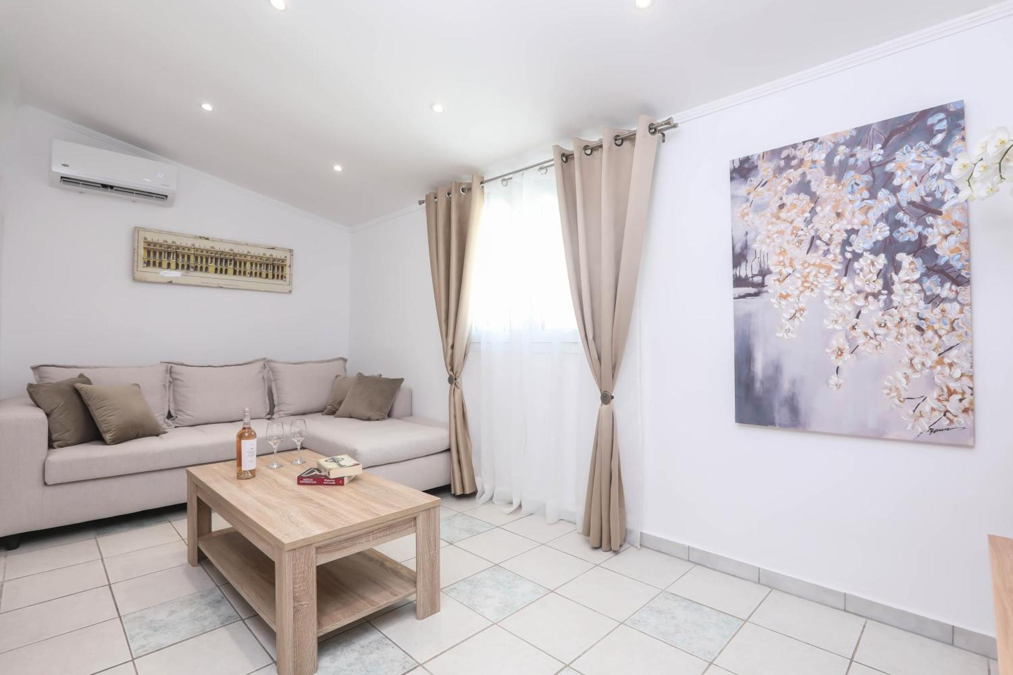 Nikos Gkogkas House * Kompítsion
